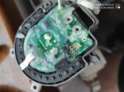 Zbliżenie na uszkodzony obwód elektroniczny z widocznymi śladami śniedzi.