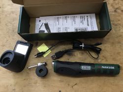 Zestaw z bezprzewodową lutownicą Parkside PLKA 4 B3, stojak, końcówka, kabel USB-C i instrukcja.