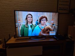 Telewizor Sony KDL 47W807A wyświetlający program z zniekształceniami obrazu.