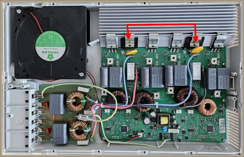 Wnętrze urządzenia elektronicznego z płytką drukowaną i mostkami prostowniczymi Greatza.
