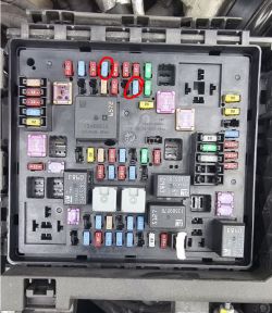 Skrzynka z bezpiecznikami w samochodzie, obrócona o 90° w prawo.