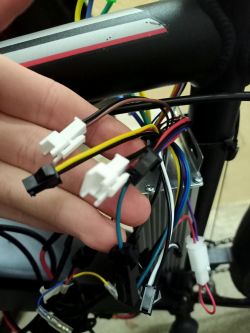 Silnik w rowerze elektrycznym uruchamia się, ale nie obraca koła - wada czy błędne podłączenie?
