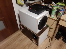 Trzaski przy większych głośnościach w subwooferze.