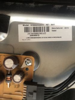 Sticker with model and serial number on the TV panel VES550QNDH.