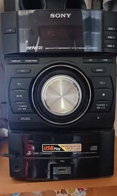 Zdjęcie odtwarzacza Sony z dużym centralnym pokrętłem i oznaczeniami USB Play.