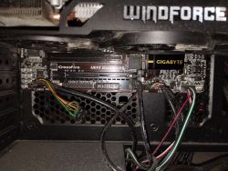 Wnętrze komputera z płytą główną Gigabyte z technologią CrossFire i UEFI DualBIOS.