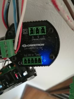The CRESTRON CH-HRM0T1-IW control unit closes roller shutters independently of a signal. The CRESTRON CH-HRM0T1-IW control unit closes roller shutters independently of a signal.