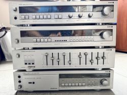 Zestaw urządzeń audio DIORA: amplituner WS 4422, radio AS 6422, equalizer FS 0422 i odtwarzacz kasetowy MDS 4422.