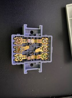 Podłączenie włącznika krzyżowego do instalacji schodowej Podłączenie włącznika krzyżowego do instalacji schodowej