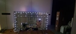 Tył telewizora z widoczną matrycą i elektroniką po demontażu obudowy.