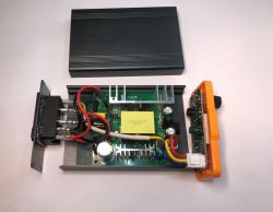Wnętrze otwartej stacji lutowniczej z widocznymi elementami elektronicznymi oraz obudową zdjętą z góry.