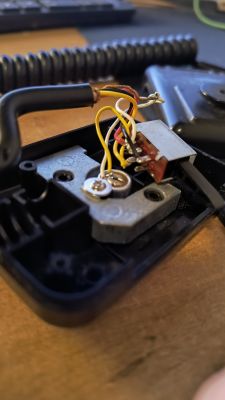 Stabo XM3082 - jak podłączyć kolory kabli do styków wtyczki mikrofonu?