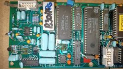 Zbliżenie na płytkę drukowaną z różnymi komponentami elektronicznymi.