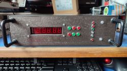 Panel przedni urządzenia elektronicznego z wyświetlaczem LED i wieloma diodami oraz przyciskami.