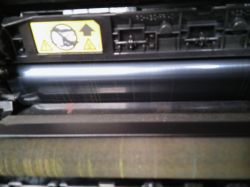 HP Laserjet CP1025 color - Drukarka robi smugi wzdłuż kartki papieru HP Laserjet CP1025 color - Drukarka robi smugi wzdłuż kartki papieru