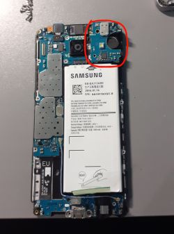 Samsung Galaxy A3 2016 urwany kawałek płyty głównej.