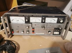 Analogowy miernik parametrów tranzystorów typ XT-960 z trzema wskaźnikami i pokrętłami na panelu frontowym.