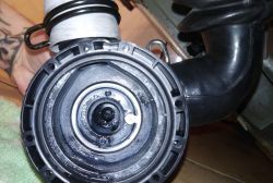 Indesit WISL 105 - Tykanie, brak wypompowywania wody, problem z filtrem