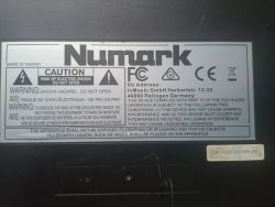 Tabliczka ostrzegawcza na urządzeniu Numark z informacjami bezpieczeństwa.