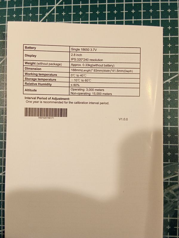 Specyfikacja techniczna urządzenia na kartce papieru na macie do cięcia