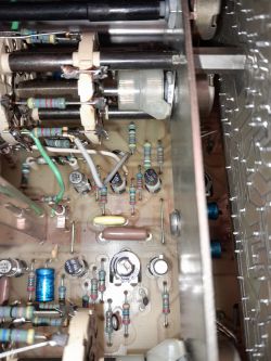 Wnętrze oscyloskopu PM 3233 z widocznymi elementami układu elektronicznego