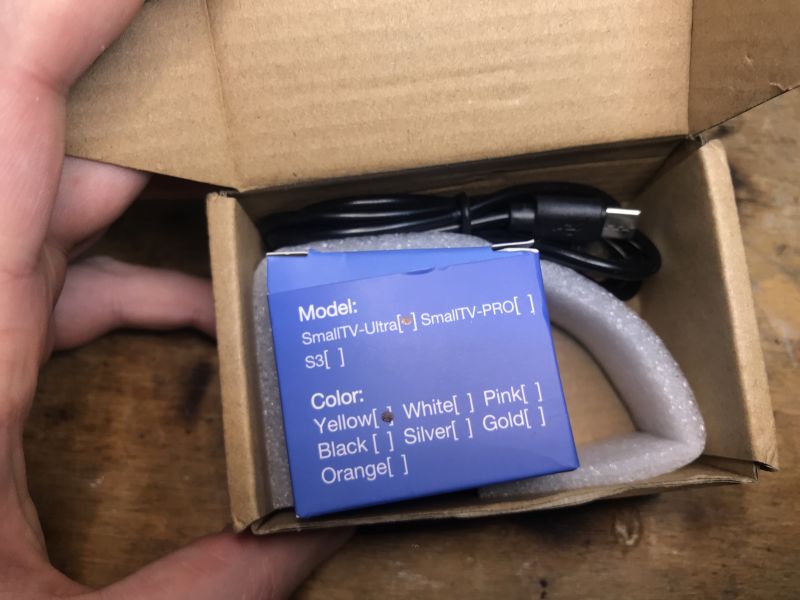 Ausgepacktes SmallTV-Ultra Kit SmallTV-Ultra Kit Box mit USB-C-Kabel.