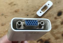 Wnętrze trzech różnych przejściówek Mini Display Port na VGA Wnętrze trzech różnych przejściówek Mini Display Port na VGA