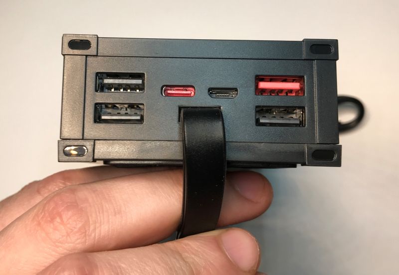Porty USB, USB-C i microUSB na czarnej obudowie powerbanku trzymanego w dłoni