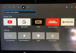 Widok ekranu głównego Android Boxa z przypiętymi skrótami do aplikacji takich jak YouTube, Google, IMDB, Rotten Tomatoes i Metacritic oraz ustawieniami.