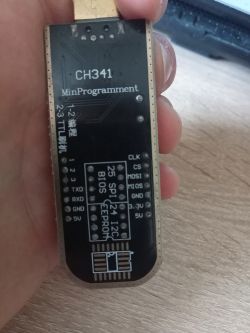 Moduł CH341 z oznaczeniami pinów i pomiarem napięć