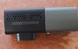 Czarna kamera samochodowa z widocznym numerem seryjnym SN: RG6202112004287 na obudowie.