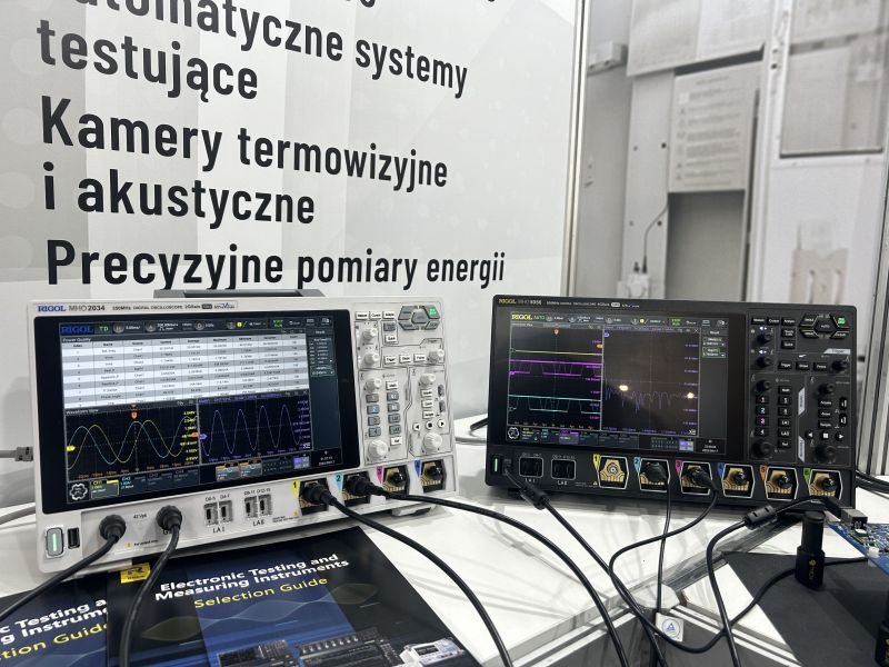 Dwa cyfrowe oscyloskopy Rigol z wyświetlonymi przebiegami sygnałów na stoisku targowym.