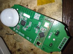 Motion sensor ZG-2042S with radar function on green PCB.