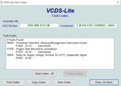 Ekran oprogramowania VCDS-Lite pokazujący kody błędów w systemie sterownika samochodu.