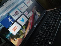 [Sprzedam] Laptop Fujitsu-Siemens, torba, usb hub, do piątku.