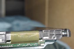Hisense 65U6NQ - pionowe pasy i żółty proszek przy matrycy, zalanie czy COF?