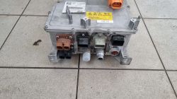 Wbudowana ładowarka/przetwornica z samochodu elektrycznego Stellantis na podłodze.