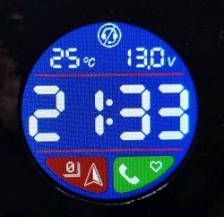 Okrągły ekran smartwatcha na motocyklu z godziną 21:33, 25°C i napięciem 13,0 V