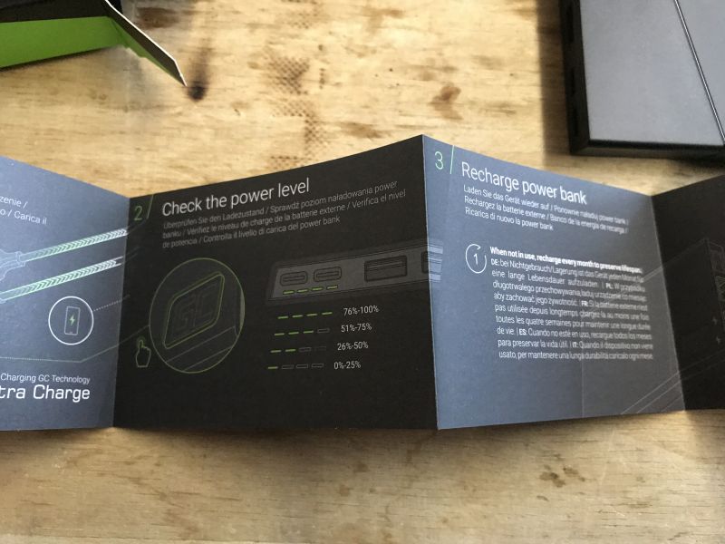 Instrukcja powerbanków z informacjami o poziomie naładowania i ładowaniu.