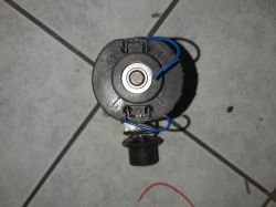 Jakie napięcie dla silnika bez oznaczeń? [Zdjęcia w środku]