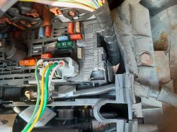 Widok skrzynki bezpieczników samochodowych z numerem 9664706080.