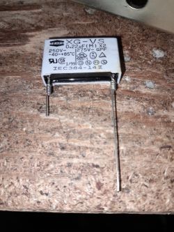 Kondensator foliowy X2 TEAPO 0,22 µF 275 V na drewnianym blacie