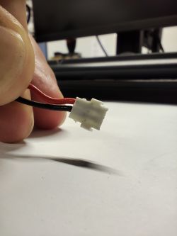 Złącze do akumulatora li-ion trzymane w palcach.