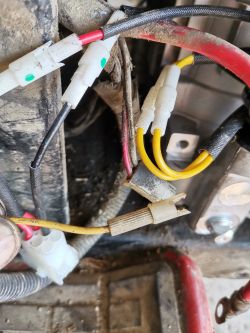 Przewody elektryczne i złącza w traktorku-kosiarce z silnikiem LONCIN