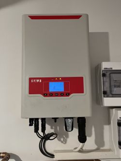 Falownik SAJ z wyświetlaczem LCD w instalacji fotowoltaicznej.