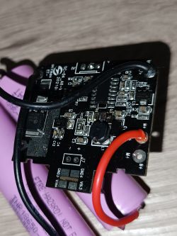Zbliżenie na uszkodzoną płytkę elektroniczną BlendyGo 2 z kablami i ogniwami.