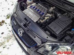 Silnik Volkswagen R32 w komorze silnika VW Polo na pokrywie śniegu.