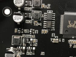 Close-up of PCB showing ET4334M DAC, 25VQ40BT Flash, RTD2660H chip, and 220µF 10V capacitors