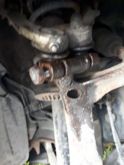 VW Passat B5: Śruba wahacza górna nieoryginalna - jak naprawić?