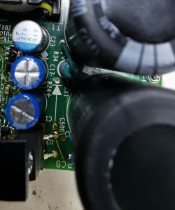 Naprawa falownika YASKAWA V1000: błąd u50, uu, wymiana modułu IPM, bocznika i elementów pasywnych